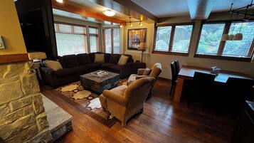 Smart TV, chimenea y impresora