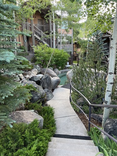 Make memories. Cozy ski in ski out. Convenient to skiing and restaurants!