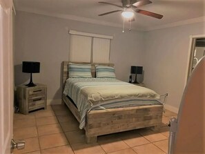 5 habitaciones, tabla de planchar con plancha, wifi y ropa de cama 