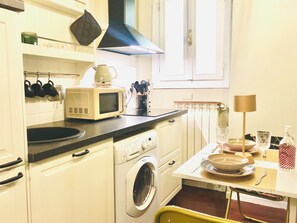 Kjøleskap, mikrobølgeovn, kokeplater og kaffetrakter/tekoker