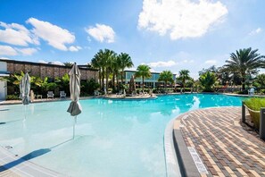 A heated pool - 3 BR, 2.5 BA Villa | Sleeps 8! (Davenport)
