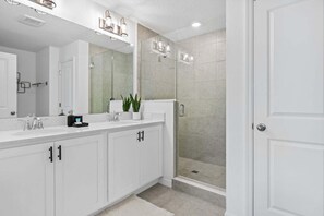 Shower, hair dryer, towels, soap - 3 BR, 2.5 BA Villa | Sleeps 8! (Davenport)