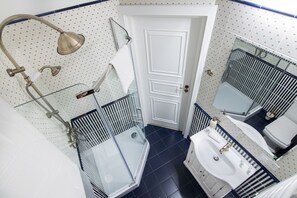 Chuveiro, toalhas de banho, sabonete, shampoo