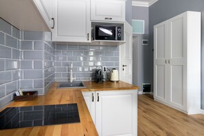 Microwave, coffee/tea maker, electric kettle, cookware/dishes/utensils - Karmelicka Stylish Studio by Renters (Kraków)