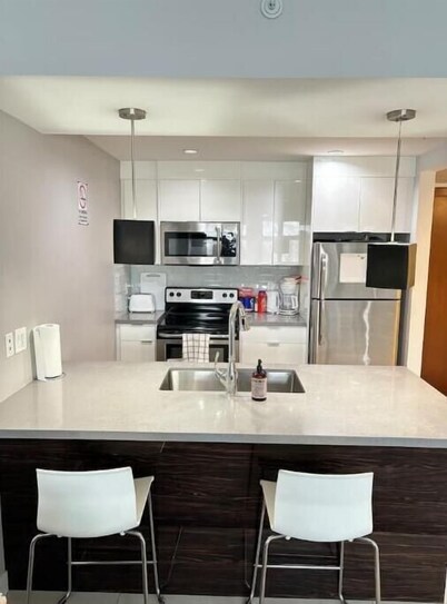Modern and Charming one bedroom Apartment Calgary downtown #503