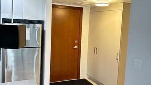 Une cuisine moderne équipée d’un réfrigérateur encastré et d’un four à micro-ondes.