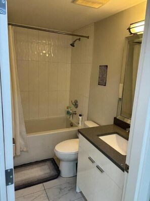 Secadora de cabello, toallas, papel de baño 