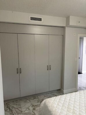 1 slaapkamer, een strijkplank/strijkijzer, gratis wifi, beddengoed