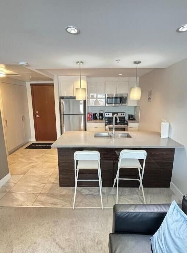 ثلاجة، ميكروويف، فرن، موقد طهي مسطح