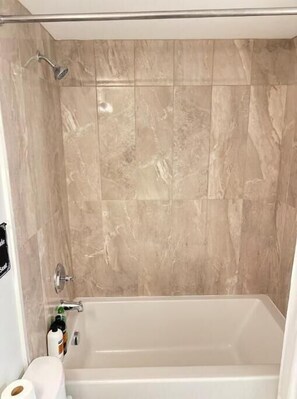 Sèche-cheveux, serviettes fournies, savon, papier toilette