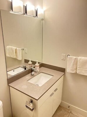 Hårføner, håndklær, såpe og sjampo