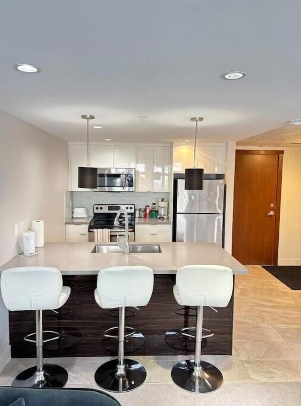 Kjøleskap, mikrobølgeovn, ovn og kokeplater