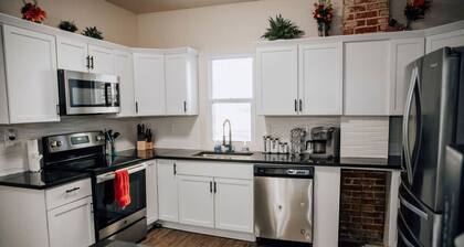 Amazing 6 bdrm Downtown KC/Near Plaza/UMKC