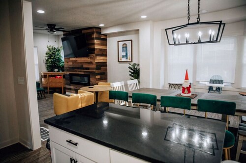 Amazing 6 bdrm Downtown KC/Near Plaza/UMKC