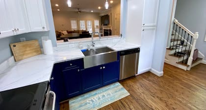 Updated Cottage 1 Bedroom 2 guests Close to Everything Downtown