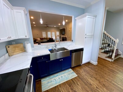 Updated Cottage 1 Bedroom 2 guests Close to Everything Downtown