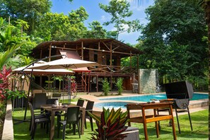 Una piscina al aire libre