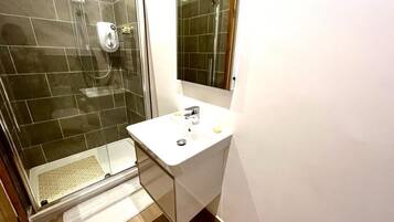 Douche, sĂšche-cheveux, serviettes fournies, savon