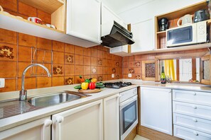 Køleskab, mikrobølgeovn, ovn, kaffe-/temaskine