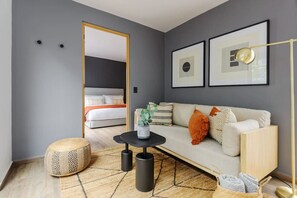 TV - New! Contemporary chic apt w. balcony | Casa Malva (Ciudad de México)