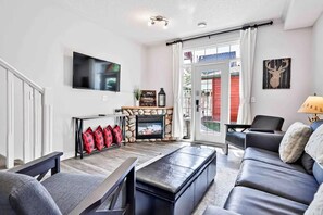 Fernseher, Kamin, Bücher