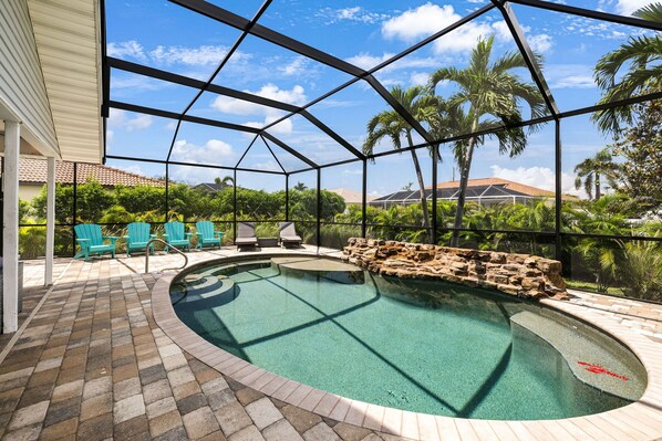 A heated pool - Tropical Beach Oasis in Upscale & Quite SW Cape: Pool, Fire Pit, Game Room, BBQ (Cape Coral)