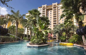 Una piscina al aire libre, una piscina climatizada