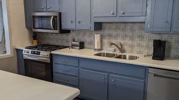 Frigorífico, microondas, horno y placa de cocina