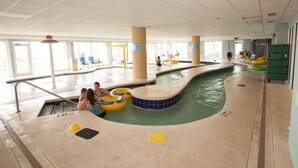Una piscina interior con múltiples carriles y toboganes de agua.