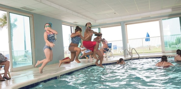2 piscines cobertes, piscina a l'aire lliure, para-sols i gandules