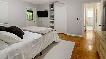 3 bedrooms, desk, iron/ironing board, WiFi