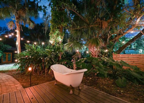 1920s Speakeasy, Horses & Hot Tub | 5mi to Beach