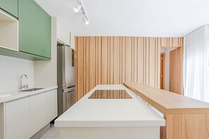 Réfrigérateur, four, cafetière/bouilloire