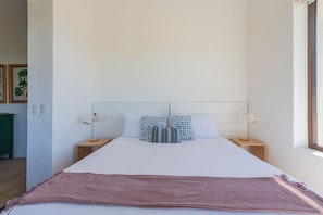 3 habitaciones, tabla de planchar con plancha y cuna de viaje
