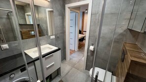 Secadora de cabello, toallas, jabón, papel de baño 
