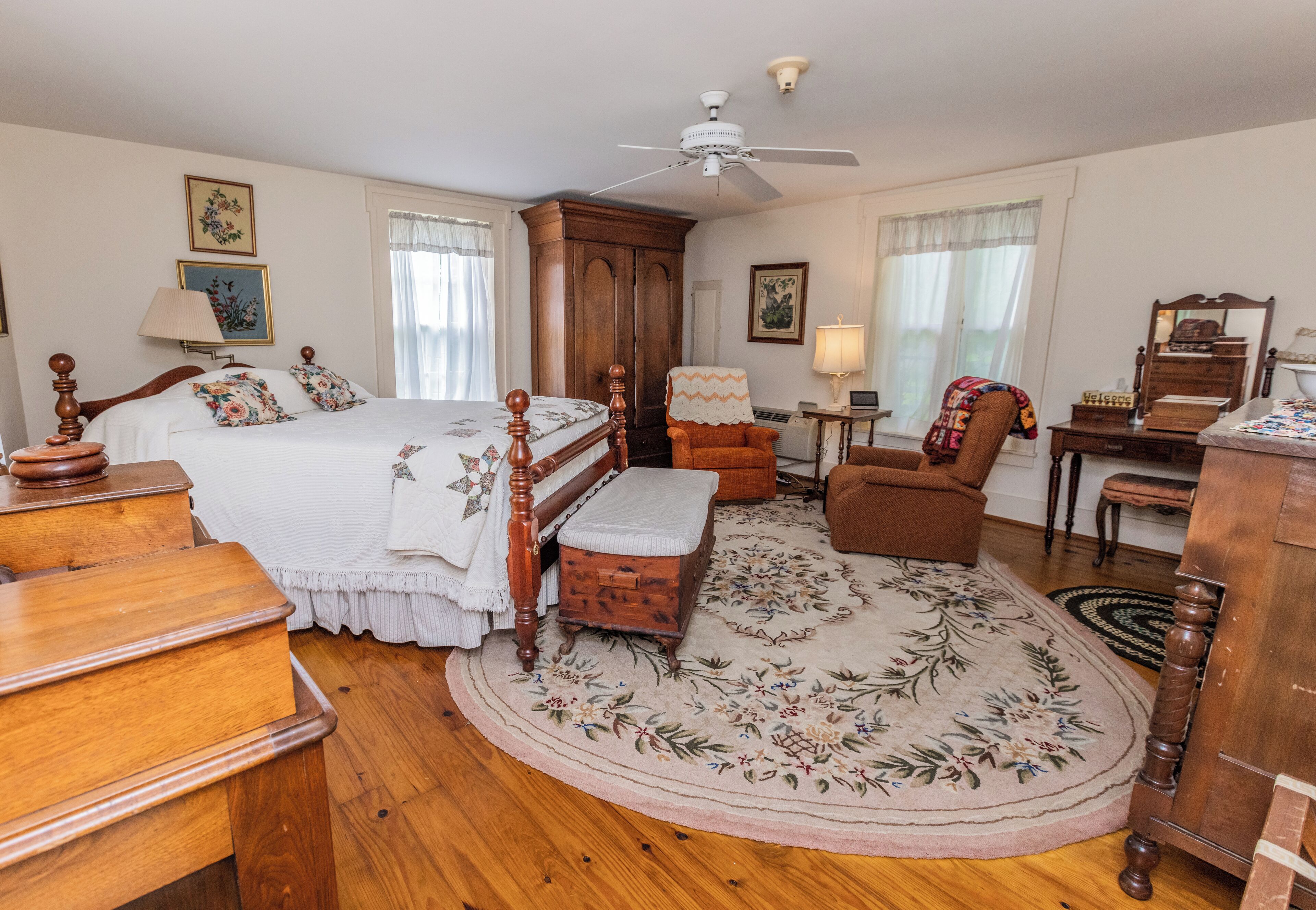 4 bedrooms, iron/ironing board, WiFi, bed sheets