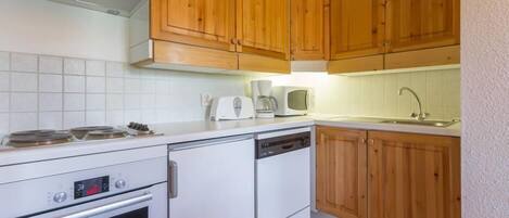 Four à micro-ondes, un four, lave-vaisselle, cafetiÚre-théiÚre