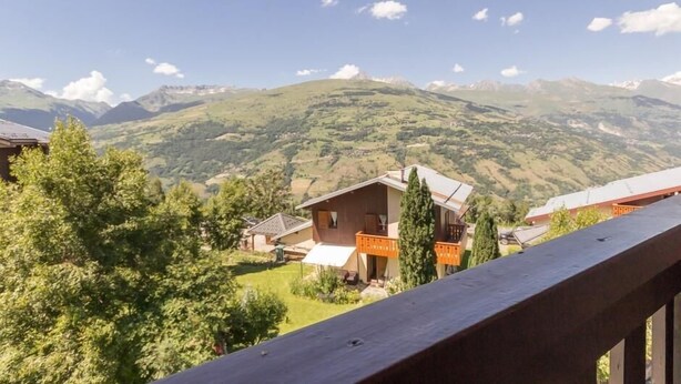 A mountain view with a wooden house and a balcony. - 100m from ski slopes, 3rd floor, view mountain, balcony, tv, ski locker, 45m², Montchavin La Plagne (Bellentre)