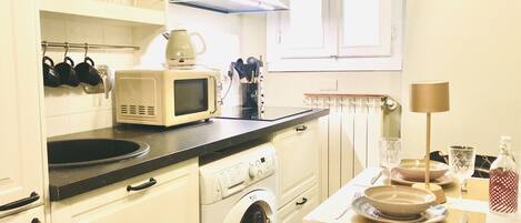 Kühlschrank, Mikrowelle, Ofen, Herdplatte