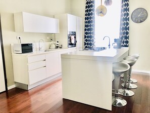 Réfrigérateur, micro-ondes, four, plaque de cuisson