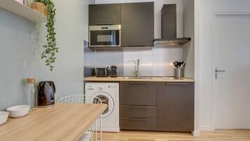 Een koelkast, een microgolfoven, een oven, een kookplaat