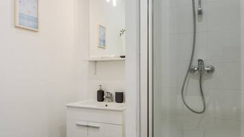 Een douche, een haardroger, handdoeken