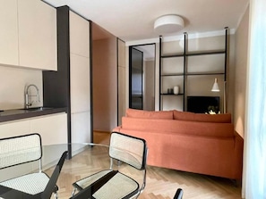 Appartement | Woonruimte | Een 50-inch smart-tv met satellietzenders