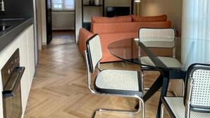Un espacio habitable moderno con cocina, comedor y zona de estar.