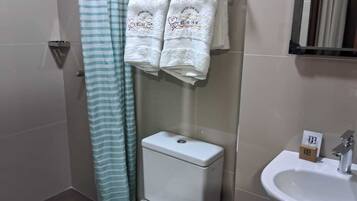 Executive Room | Bathroom | Shower, rainfall showerhead, free toiletries, hair dryer