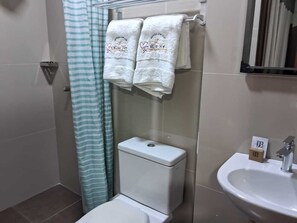 ห้องเอ็กเซกคิวทีฟ | ห้องน้ำ | ฝักบัว, เรนชาวเวอร์, ของใช้ในห้องน้ำฟรี, ไดร์เป่าผม (มีให้บริการตามคำขอ)