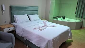 Quarto superior | 1 quarto, roupas de cama premium, edredons de pluma, cofres nos quartos