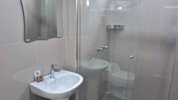 Quarto superior | Banheiro | Chuveiro, chuveiro com efeito de chuva, produtos de toalete grátis