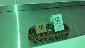 Shower, rainfall showerhead, free toiletries, hair dryer - BLISS INN (Callao)