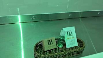 Shower, rainfall showerhead, free toiletries, hair dryer